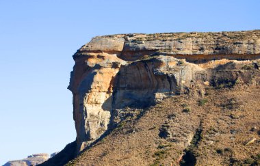 Bir mavi gökyüzü arka plan üzerinde uzanan kayalık kumtaşı dağ