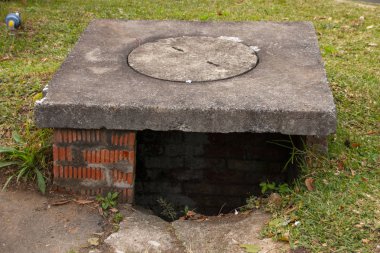 Bir su drenaj yapısı açık bir görünüm bir ana yol üzerinde