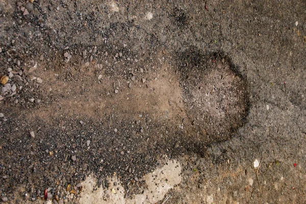 Lanmış bir driveway büyüyen bir pot delik havai görünümü 