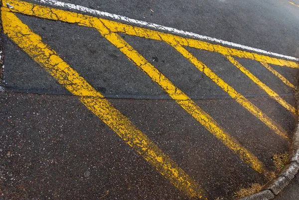 Yeşil Park yapılmaz göstermek için bir ana yol bir sarı pianted adada