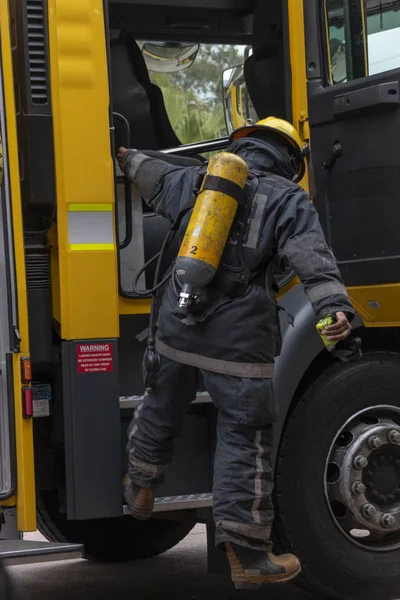 Una Veduta Retrostante Pompiere Che Scende Motore Giallo Fuoco Con — Foto Stock
