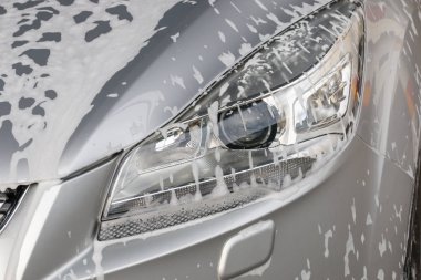 Yakın bir sabun köpüğü ana ışık gümüş arabanın sağ tarafında yukarı