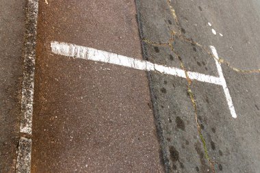 Nereye park başlar ve biter gösterilen işaretleme beyaz boyalı Park ayırma 