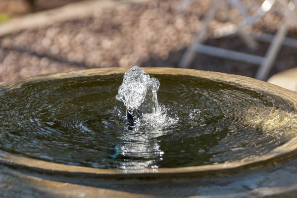 具体的な水噴水の上から押されて澄んだ水 — ストック写真