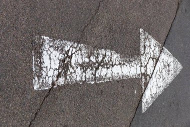 Görünümü trafik yönünü gösteren bir beyaz boyalı yol ok kadar yakın