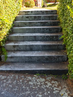 Açık merdivenlerden bir blok daireler üst seviyeye lider görünümünü yakından
