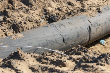 Görünümü bir şantiye plajda kuma dışına taşıyorsa bir büyük lastik borunun kadar yakın