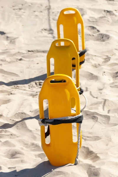Крупный План Трех Спасательных Флотационных Устройств Подряд Пляжный Песок — стоковое фото