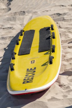 Plaj kum üzerinde bir kurtarma kurulu flotasyon cihazın görünümü kadar yakın 