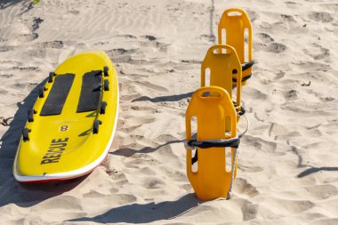 Görünümü üç kurtarma kurtarma ve kurtarma kurulu yakından altında kayan aygıtları linned kadar üst üste plaj kum üzerinde olabilir 