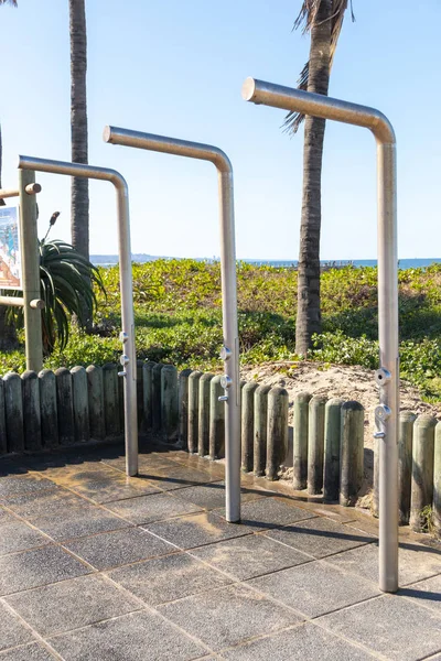 Tre Docce Esterne Metallo Sulla Pavimentazione Accanto Alla Spiaggia Modo — Foto Stock