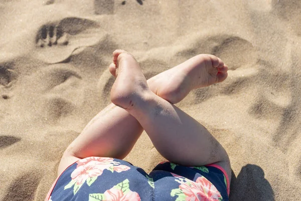 Крупный План Маленькой Детской Ноги Перекрещенной Пока Лежат Пляжном Песке — стоковое фото
