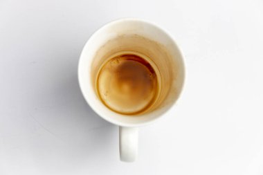 İzole beyaz zemin üzerinde bir kirli kahve kupa üzerinde en iyi görünümü kadar yakın 