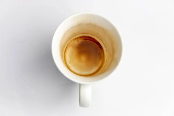 İzole beyaz zemin üzerinde bir kirli kahve kupa üzerinde en iyi görünümü kadar yakın 