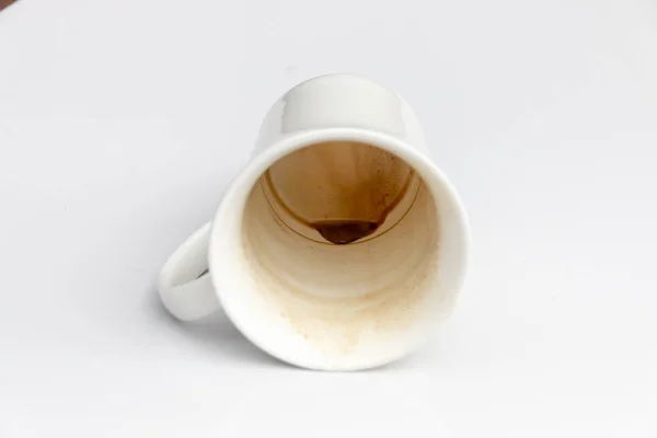 Nahaufnahme Einer Schmutzigen Kaffeetasse Auf Der Seite Auf Einem Isolierten — Stockfoto