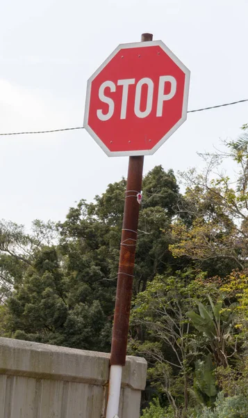 Eine Frontansicht Eines Rot Weißen Stoppschildes Das Einer Rostigen Dünnen — Stockfoto