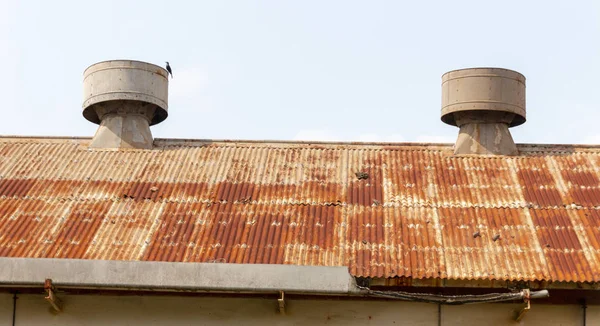 Два Металеві Вентиляційні Отвори Іржавому Старому Сталевому Даху Зникаючого Буксирування — стокове фото