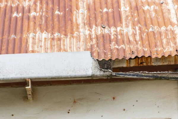 Zblízka Pohled Poškozené Betonové Žlaby Zrezivělé Kovové Střechy — Stock fotografie