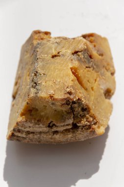 İzole beyaz zemin üzerinde doğal parmasan peynir görünümü kadar yakın 