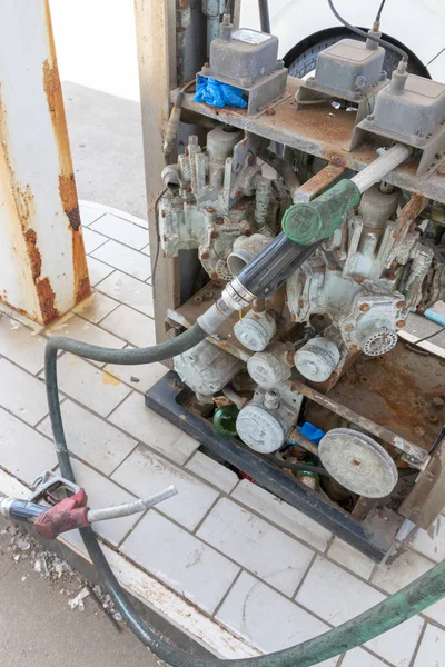 Engene ve elecrtrical kablo nosels hala atached ile eski bir paslanmış benzin pompasının iç görünümü kadar yakın 