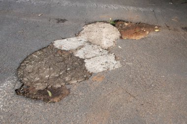 Görünümü için yapılmış tam açma ve büyük direk deliği tar Road örtbas tamir kadar yakın 