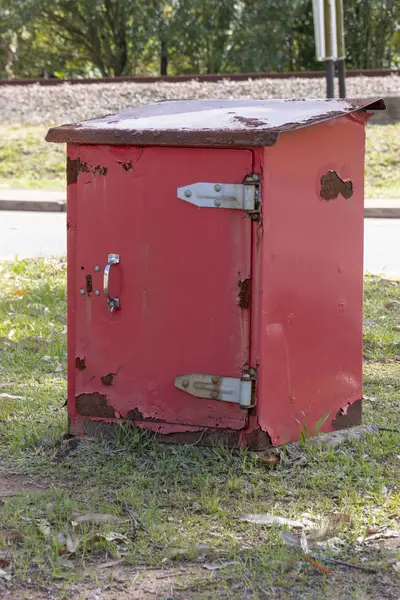 Vista Lateral Cercana Una Vieja Unidad Almacenamiento Buzón Correos Oxidado — Foto de Stock