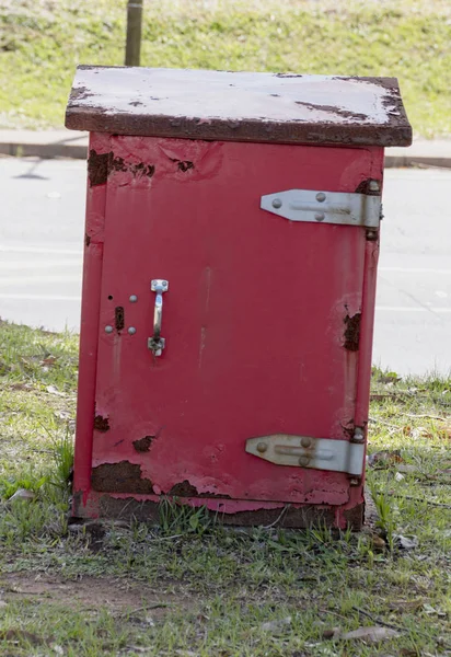 Vista Frontal Cerca Una Vieja Unidad Almacenamiento Buzón Correos Oxidado — Foto de Stock