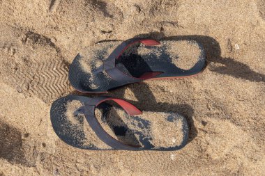 Güneşli yaz gününde kum Beach'te bir çift mavi ve kırmızı görünümünü yakından slops