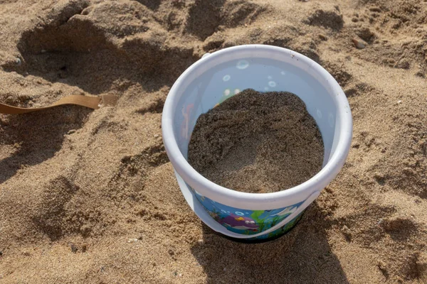Крупный План Белого Пластикового Ведра Наполненного Песком Пляже Солнечный Летний — стоковое фото