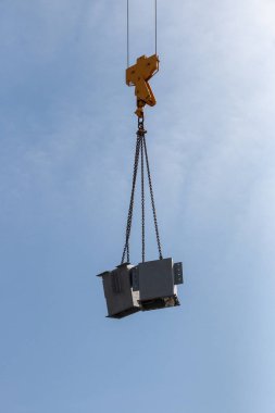 Sarı vinç liftting kadar bir metal kol görünümü kadar yakın bir inşaatta standları 