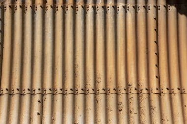 Çok yakın bakış bir duvar üzerinde kafa tünel veya köprü altında kapsayan coregated demir 