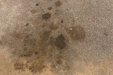 Tar road veya Park bölgede yağ lekeleri görünümünü yakından 