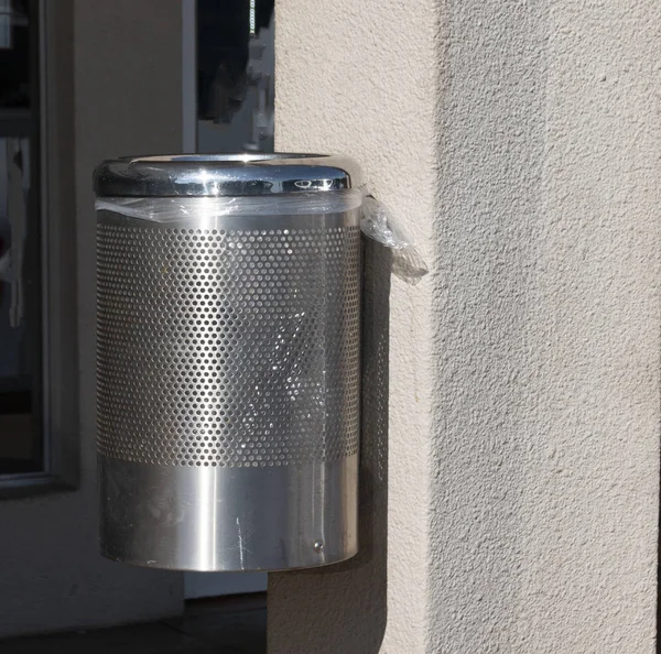 Eine Nahaufnahme Eines Offenen Splitterstahls Außerhalb Der Abfalltonne Der Mit — Stockfoto