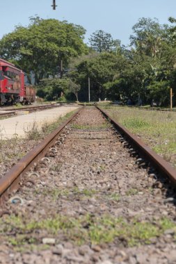 Görünümü eski bir demiryolu hattı uzunluğu kadar yakın