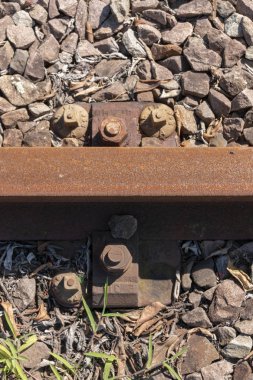 Demiryolu hattının küçük bir bölümünün görünümünü kapat 