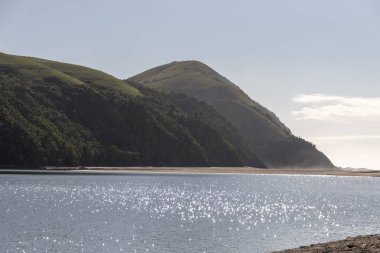 Okyanus kıyısında lider Nehri'nde, dağ 