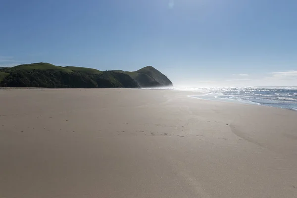 Порожній Пляж Пісок Веде Гори Океанічної Води Задньому Плані — стокове фото