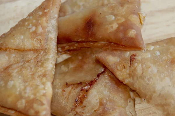 Bir yığın Samosas 