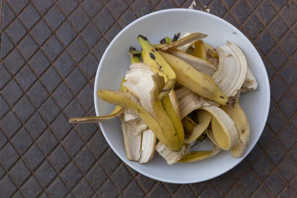 A Plate Of Banana Peels — Stock Photo, Image