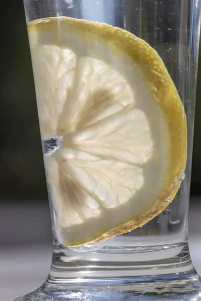 Стакан воды со льдом и лимоном — стоковое фото