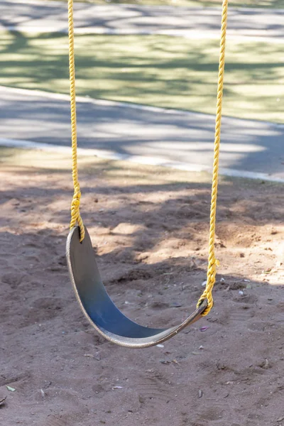 Une balançoire enfants — Photo