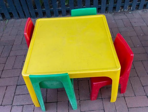 Färgglada bord och stolar — Stockfoto