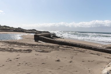 Bir yaz gününde güzel bir plajda mavi suları ve gökyüzü bir görünüm 