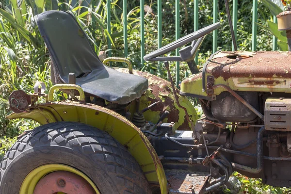 Una Vista Cerca Pequeño Tractor Oxidado Viejo Sentado Sol Caliente — Foto de Stock