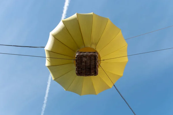 Une Vue Rapprochée Petit Ballon Air Chaud Jaune Qui Sert — Photo