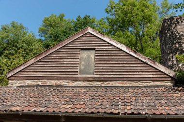 Ormandaki eski bir ahşap kulübenin tepesine yakın bir manzara. 