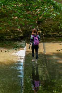Bristol-June-2020-Engaland Nehirdeki küçük bir taş köprüden geçen bir bayanın yakın görüntüsü 