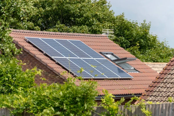 布里斯托尔 2020年5月 英格兰 在布里斯托尔一个家庭屋顶上的太阳能薄片的近景 — 图库照片