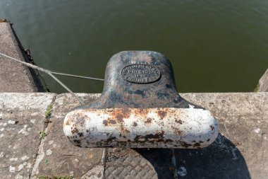 Bristol-Haziran-2020-İngiltere-Tüm tekneleri emniyete almak için liman duvarına bağlı bir gemi ya da tekne taşıyıcısının yakın görüntüsü 