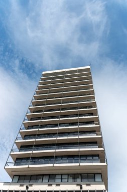 Bristol-Haziran-2020-İngiltere-Bristol şehir merkezinin ortasındaki yüksek bir binanın yakın görüntüsü 